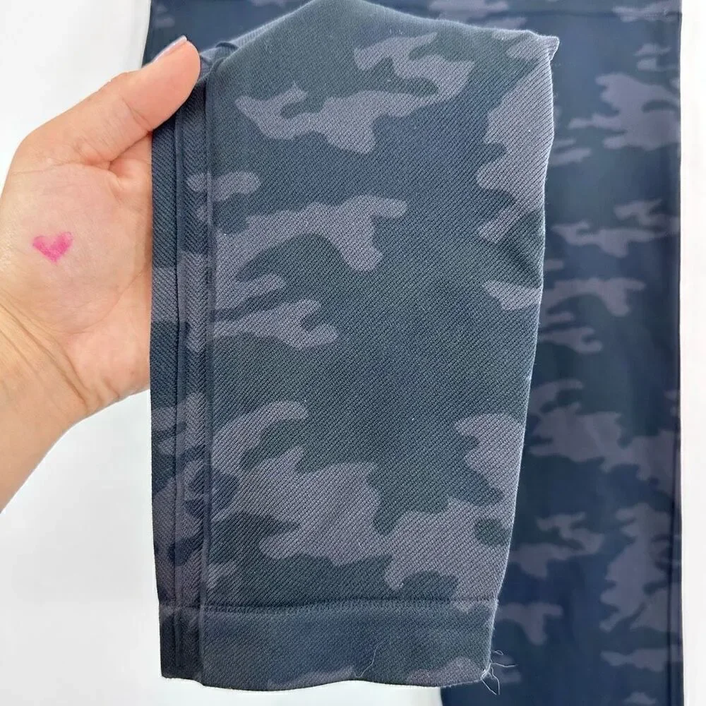 Spanx Look At Me Now Seamless Leggings in Camo Size L - Picture 4 of 8
